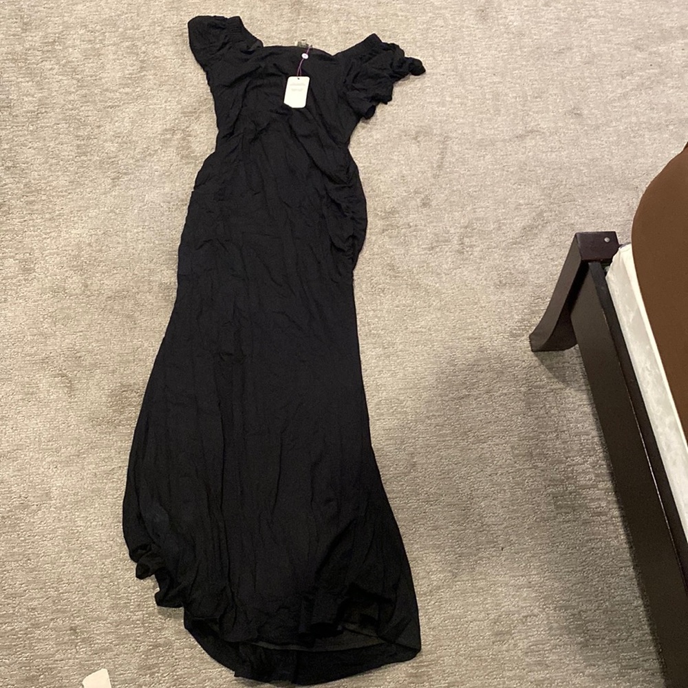 Kimi & Kai
Maternity Abigail Off-Shoulder Maxi Dress size Large NWT